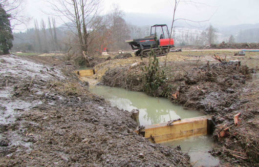 Travail de reprofilage du cours d'eau © Marc Tourette